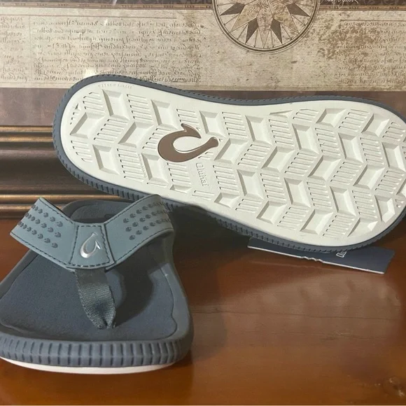 OluKai • Ulele Beach Sandals • Size 7 • Storm display picture 3
